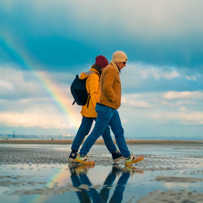 couple détendu marchant sur la plage