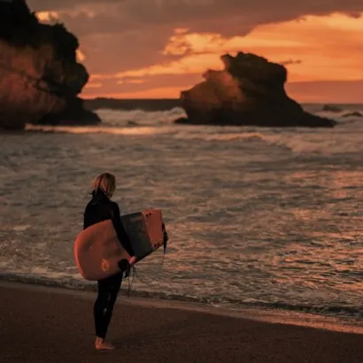 photo d'une personne pensive devant la mer